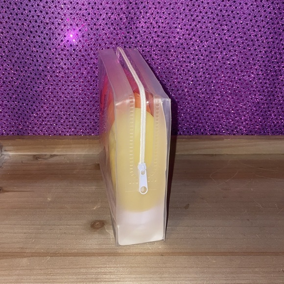 Elle set of 4 silicone travel bottles with case - Picture 4 of 6